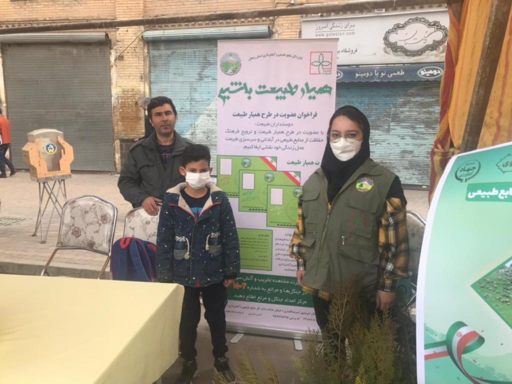 توزیع نهال رایگان در پایگاه‌های جمع‌آوری کمک‌های مردمی کمیته امداد امام خمینی(ره)