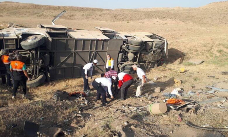 امدادرسانی هلال احمر زنجان به مصدومان واژگونی اتوبوس در آزادراه زنجان – تبریز