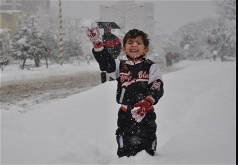 برف مدارس پیش دبستانی و ابتدایی زنجان را تعطیل کرد