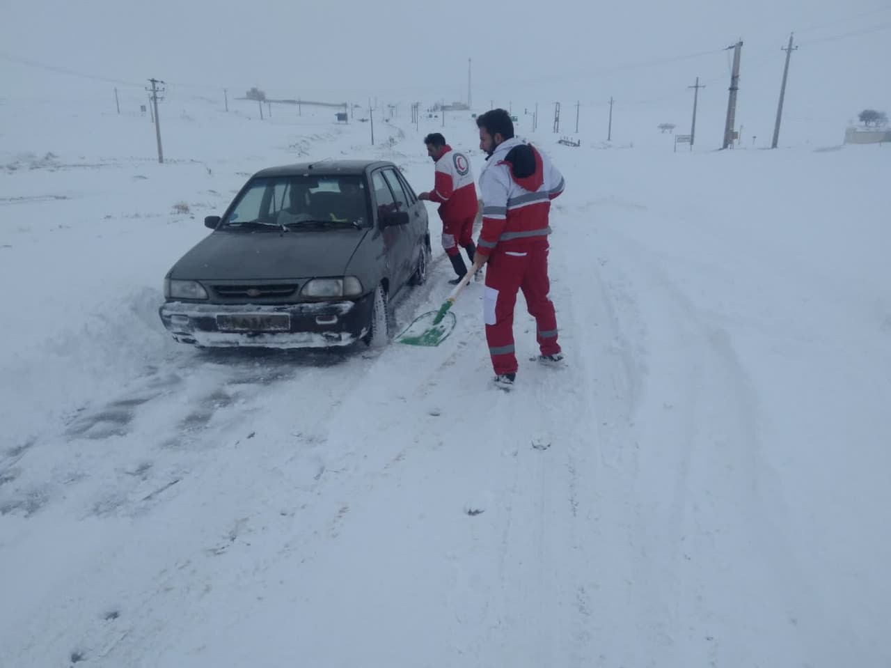 امدادرسانی هلال احمر به 81 مسافر گرفتار برف و کولاک در جاده های زنجان