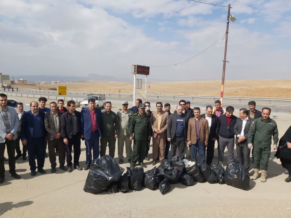 ورودی شهر زرین آباد با کمک مردم و مسئولان پاکسازی شد