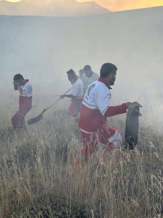 آتش جنگل های سلطانیه امدادگران را به صحنه حادثه کشاند