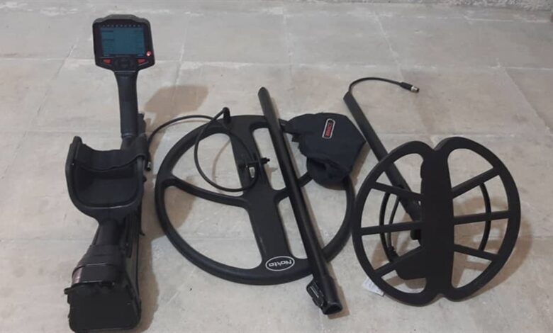 یک دستگاه فلزیاب در روستای اسکند زنجان کشف و ضبط شد