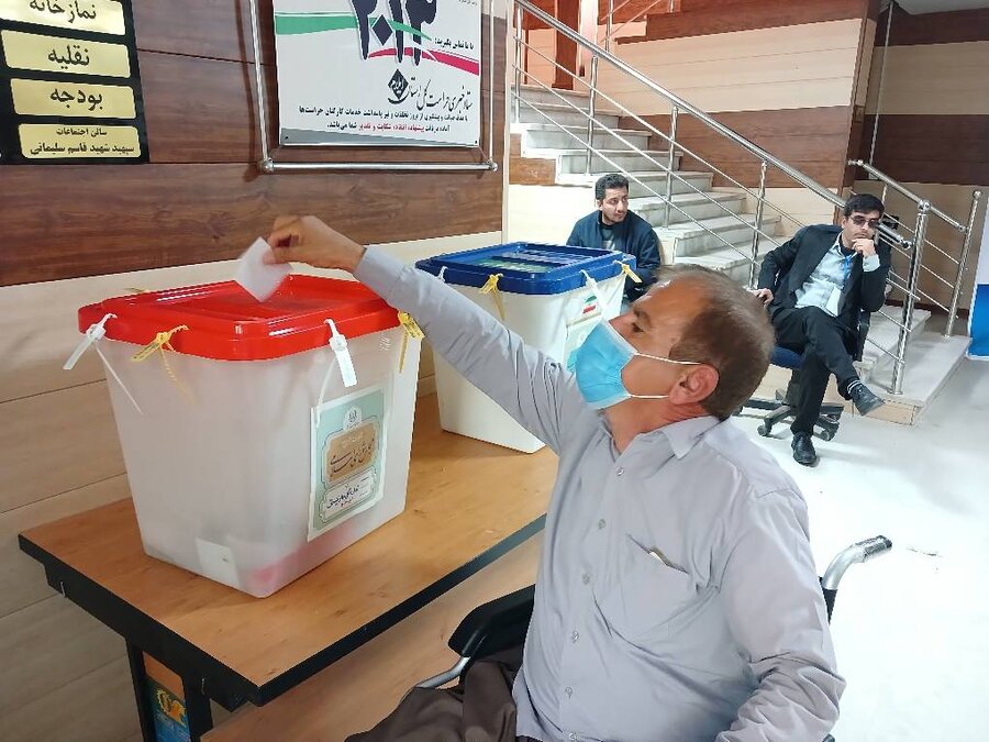 افراد دارای معلولیت در شعبه مناسب سازی شده رای می دهند